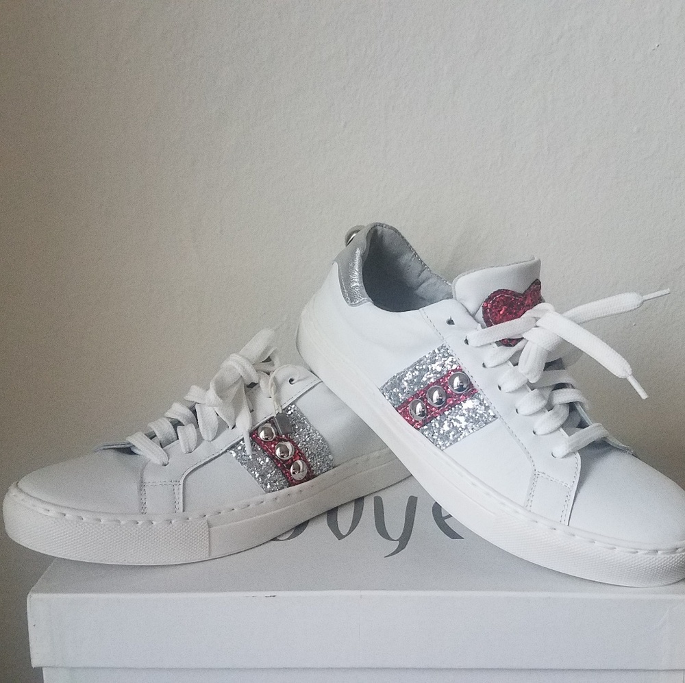 Ovye white sneakers